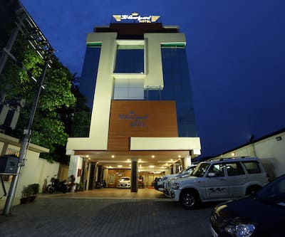 https://imgcld.yatra.com/ytimages/image/upload/t_hotel_yatra_city_desktop/v1478520125/Domestic Hotels/Hotels_Guwahati/'D' Courtyard Hotel/Facade_2.jpg